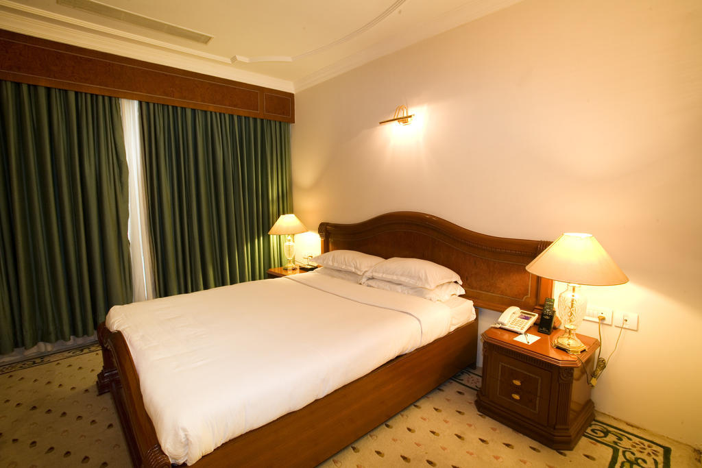 Hotel Benzz Park Chennai Zimmer foto